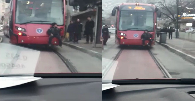 Tramvay Arkasında Ölümüne Yolculuk