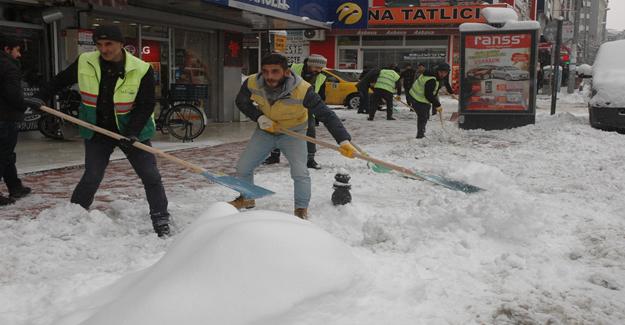 Van’da kar hayatı durma noktasına getirdi