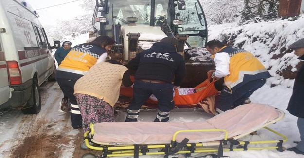 Yaşlı kadın ambulansa greyderle götürüldü