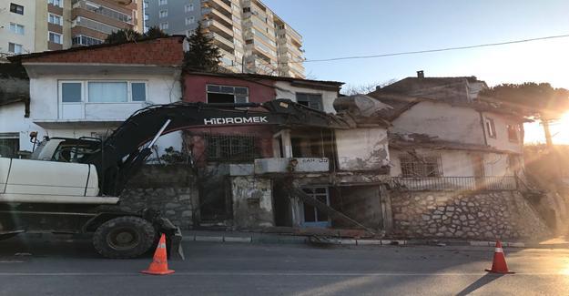 Gemlik'te Metruk Bina Temizliği Devam Ediyor