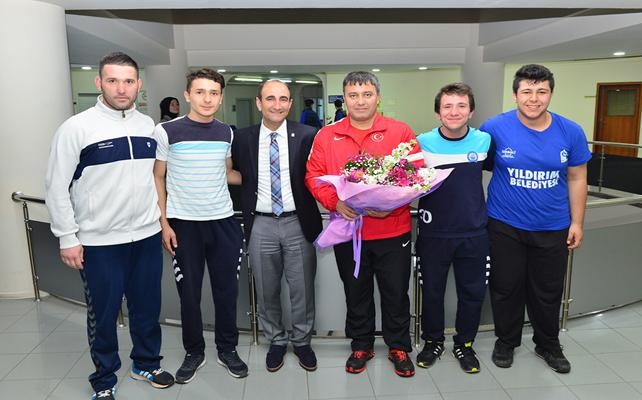 Başkan EDEBALİ'den Başarılı Sporculara Ödül