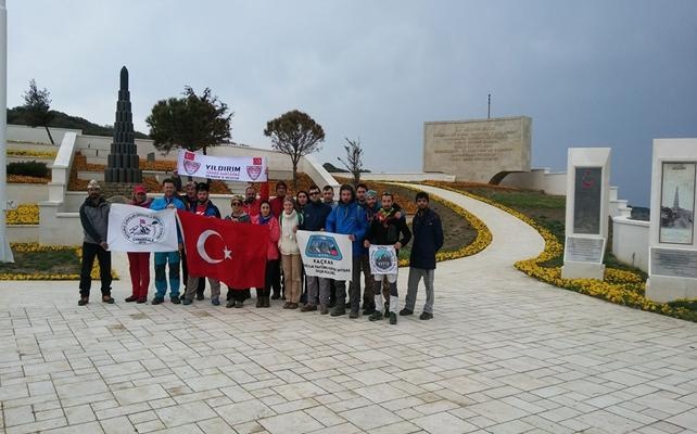 Bursalı dağcılar Çanakkele'de şehitleri andı