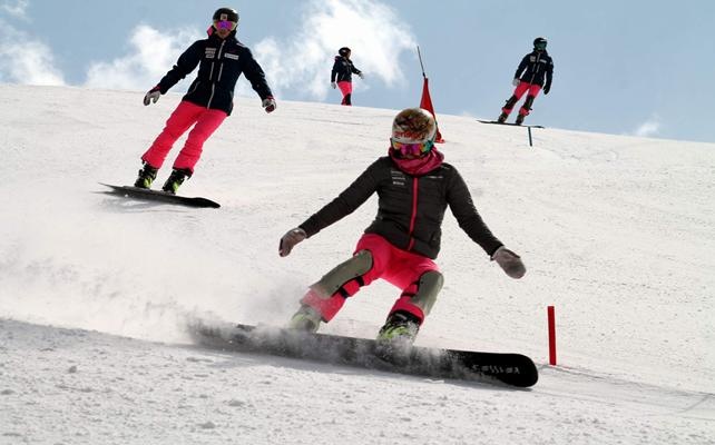 Dünyanın en iyi snowboardcuları Erciyes’in pistlerine çıktı