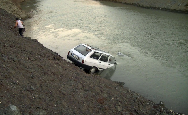 Irmağa uçan otomobilden kendi imkanlarıyla kurtuldular