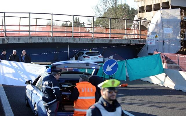 İtalya'da otoban köprü çöktü: 2 ölü