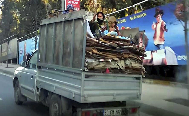 Kamyonet kasasında tehlikeli yolculuk