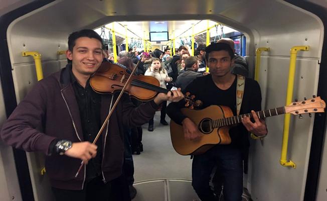 Metroyla Sınava Giden Öğrencilere Sürpriz