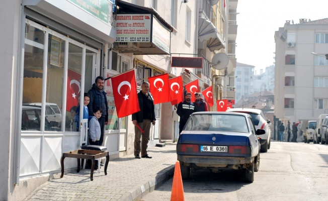 Mudanya esnafından bayraklı birlik ve beraberlik mesajı