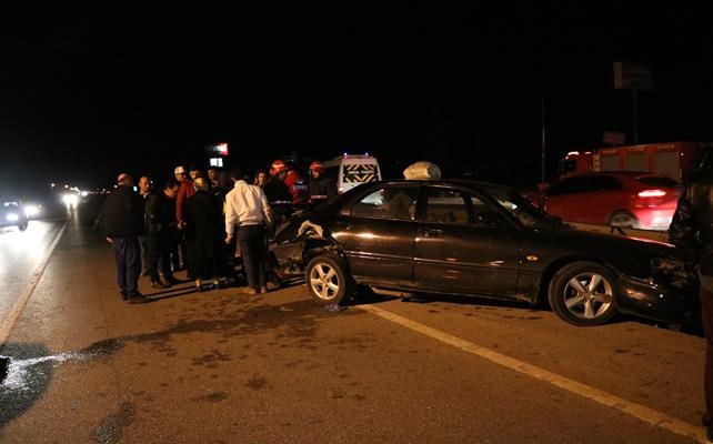 Sakarya'da iki otomobil çarpıştı: 9 yaralı