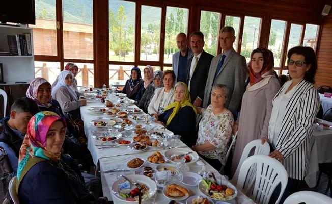 Ak kadınlardan annelere özel anlamlı kahvaltı