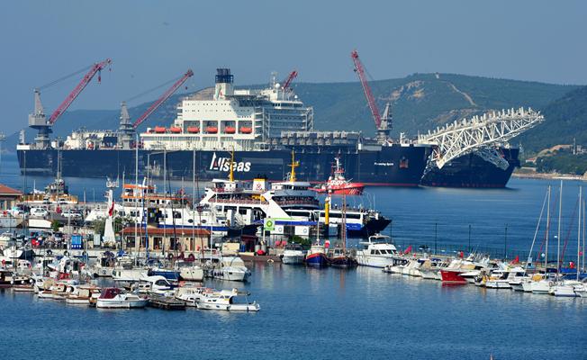 Dev gemi Çanakkale Boğazı'ndan geçti