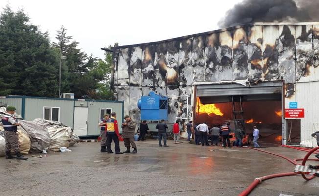 Kocaeli'de hurda geri dönüşüm tesisinde yangın