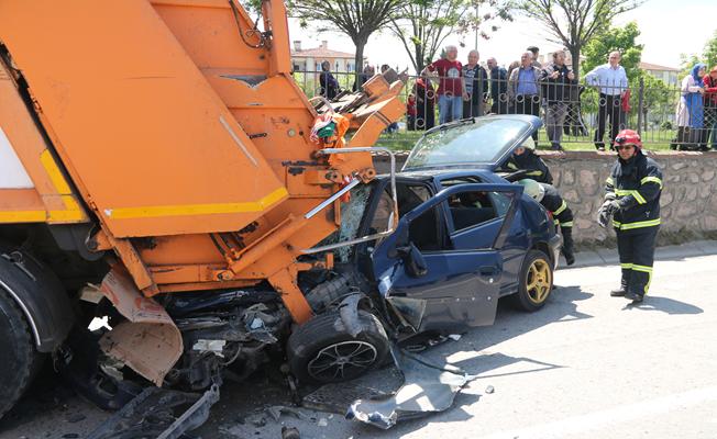 Kocaeli'de otomobil çöp kamyonuna çarptı: 2 yaralı