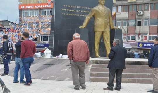 Sakarya'da Atatürk heykeline saldırı