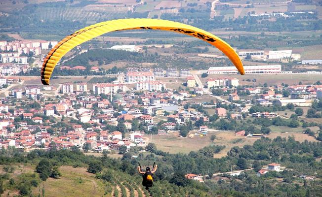 İnegöl'de Yamaç Paraşütü Uçuşları Başlıyor