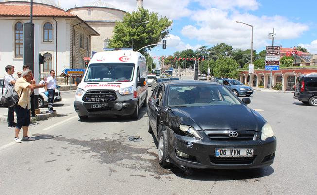 Edirne'de ambulans ile otomobil çarpıştı