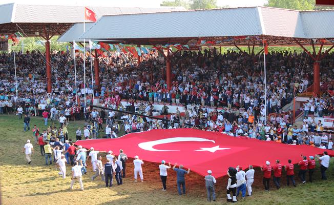 Kırkpınar Er Meydanı'nda Türk bayrağı açıldı