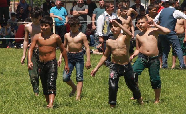 Kot pantolonlu minik pehlivana kıspet hediye edildi