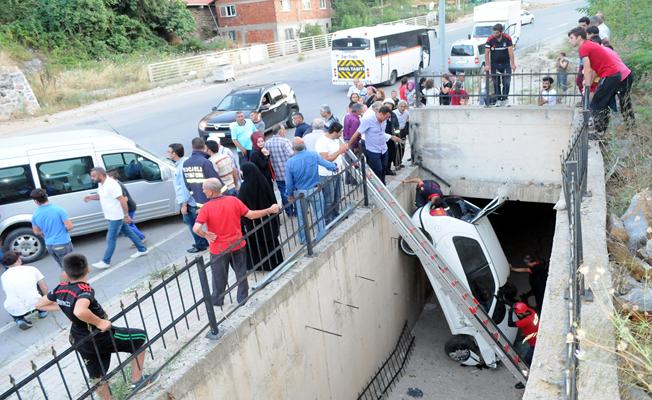 Otomobil Su Kanalına Düştü: 2 Yaralı