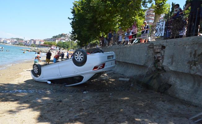 Park Halindeki Araç Plaja Düştü