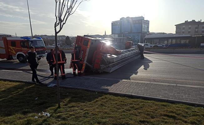 Ankara'da itfaiye aracı devrildi: 2 yaralı