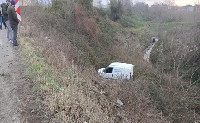 Samsun Çarşam'da hafif ticari araç şarampole uçtu