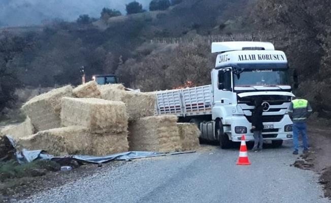 Virajı alamayan saman yüklü tır devrildi