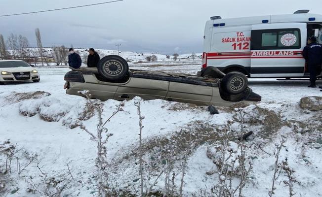 Yoldan çıkıp takla atan otomobildeki 2 kişi yaralandı