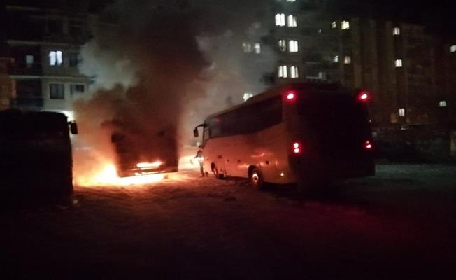 Ereğli'de park halindeki midibüs alev alev yandı