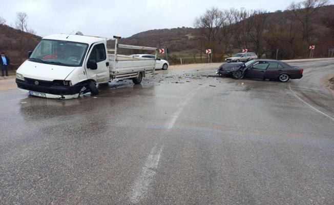 Eskişehir’de otomobille kamyonet çarpıştı: 2 yaralı