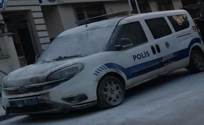 Gölcük'te karakolun önündeki polis otosunu yakt