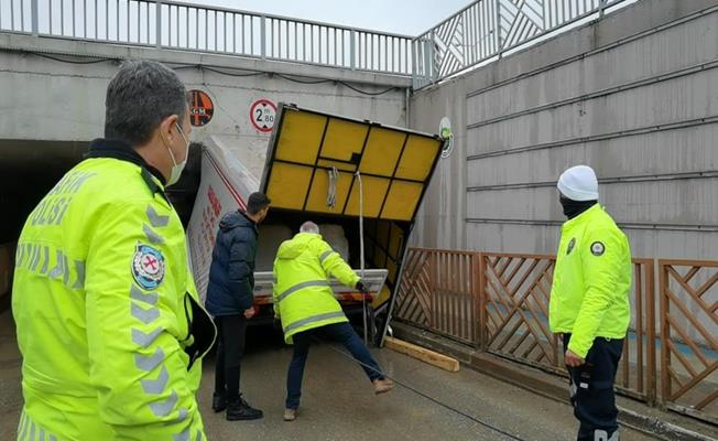 İnegöl'de alt geçide takılan kamyonetin kasası parçalandı