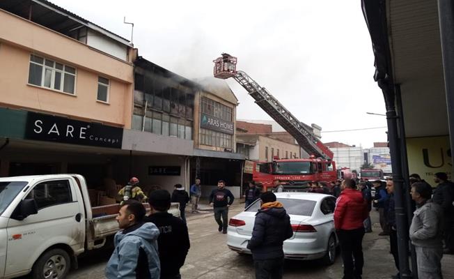 İnegöl'de koltuk atölyesi alev alev yandı