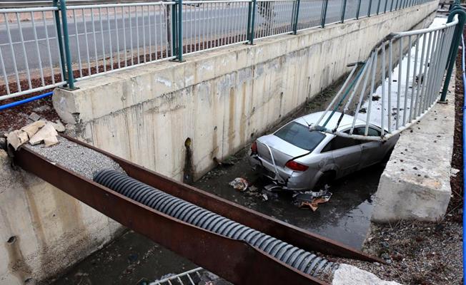 Kayseri'de kanala uçtukları otomobili bırakıp kaçtılar