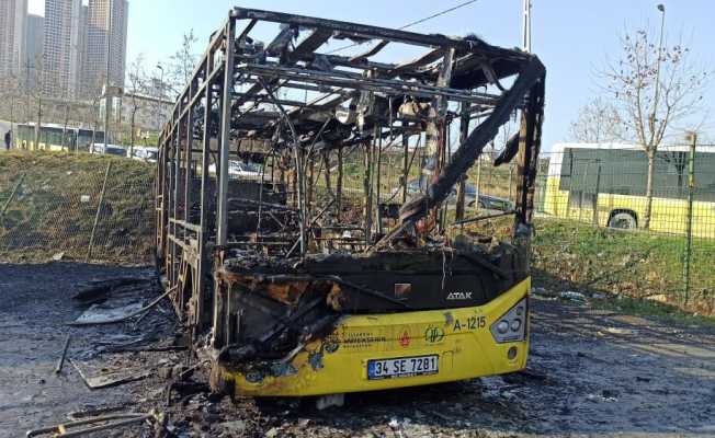 Park halindeki İETT otobüsü alev topuna döndü