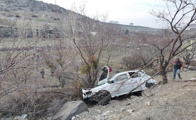 Uçuruma yuvarlanan otomobilde can pazarı