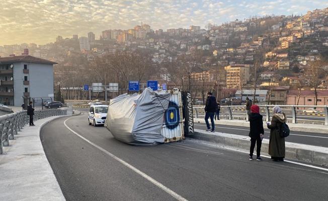 Zonguldak’ta bariyerlere çarpan kamyonet yan yattı