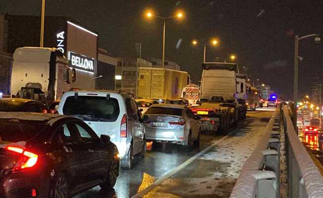 13 aracın karıştığı trafik kazasında yollar 1 saatin sonunda açıldı