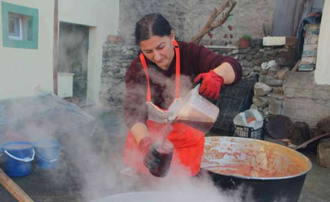 90 yıldır aynı yöntemle hurma pekmezi yapıyorlar