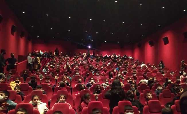 9 bin öğrenci sinema salonunda tarihe tanıklık etti