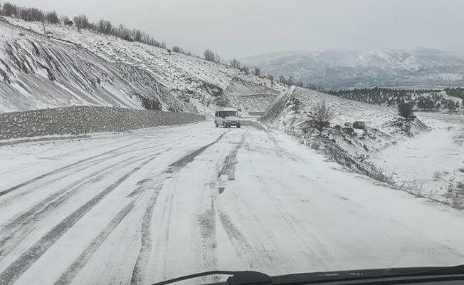 Adıyaman’da soğuk hava yolları buz pistine çevirdi