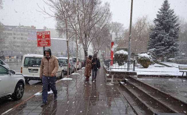 Afyonkarahisar’da yoğun kar yağışı etkili oldu