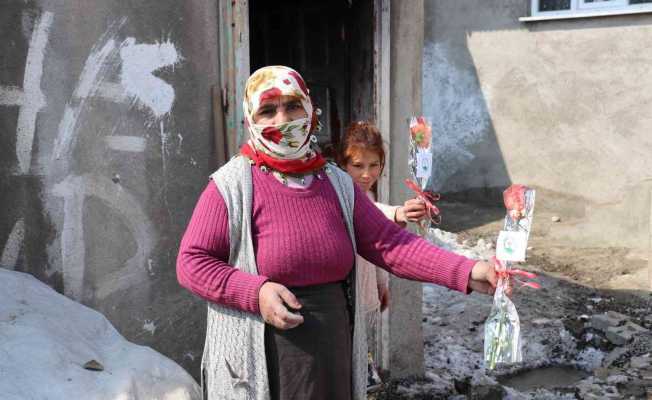 Ağrı Barosu kadınların gününü çiçekle kutladı