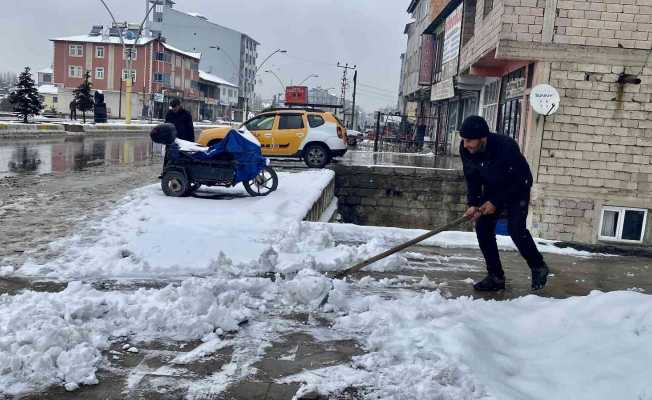 Ağrı’da Mart ayında kar esareti