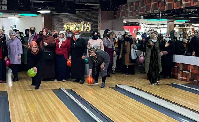 AK Partili kadınlar Bowling Turnuvası’nda hünerlerini sergiledi