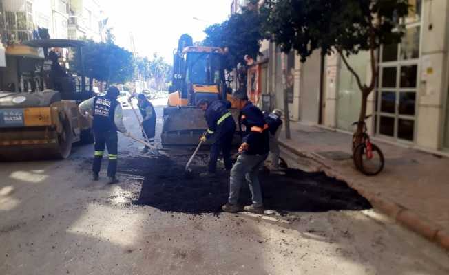 Akdeniz’de yol, asfalt ve kaldırım yenileme çalışmaları sürüyor