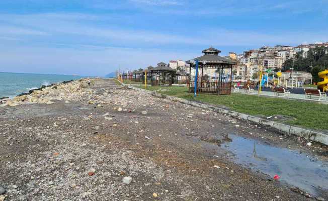 Alaplı’da dev dalgalar sahili tahrip etti