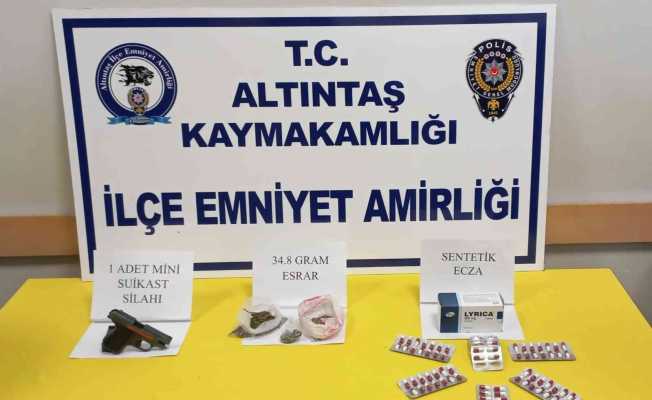 Altıntaş’taki operasyonda mini suikast silahı ve uyuşturucu ele geçirildi