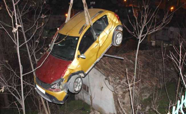 Amasya’da otomobil evin çatısına düştü, vatandaş ev çöktü sandı