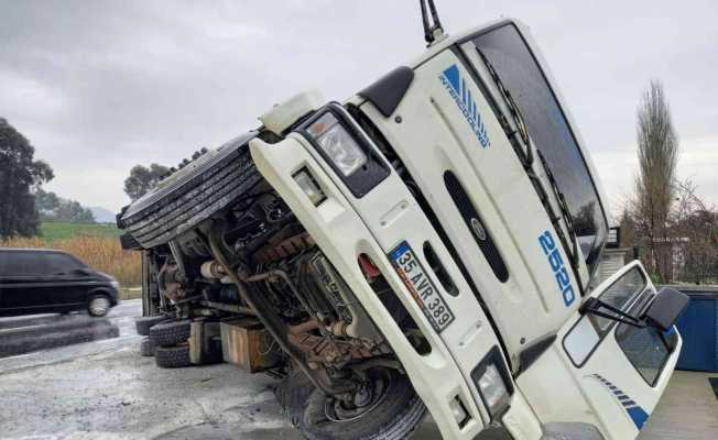 Ani dönüş yapmak isteyince, malzeme yüklü kamyon devrildi